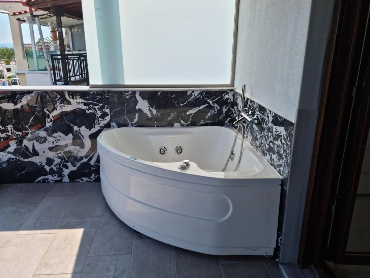 Lux Suite Sea Front Avra Pefkochori 0*,